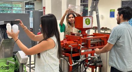 El molino y la inyectora hidráulica donde se producen los llavero y portavasos.